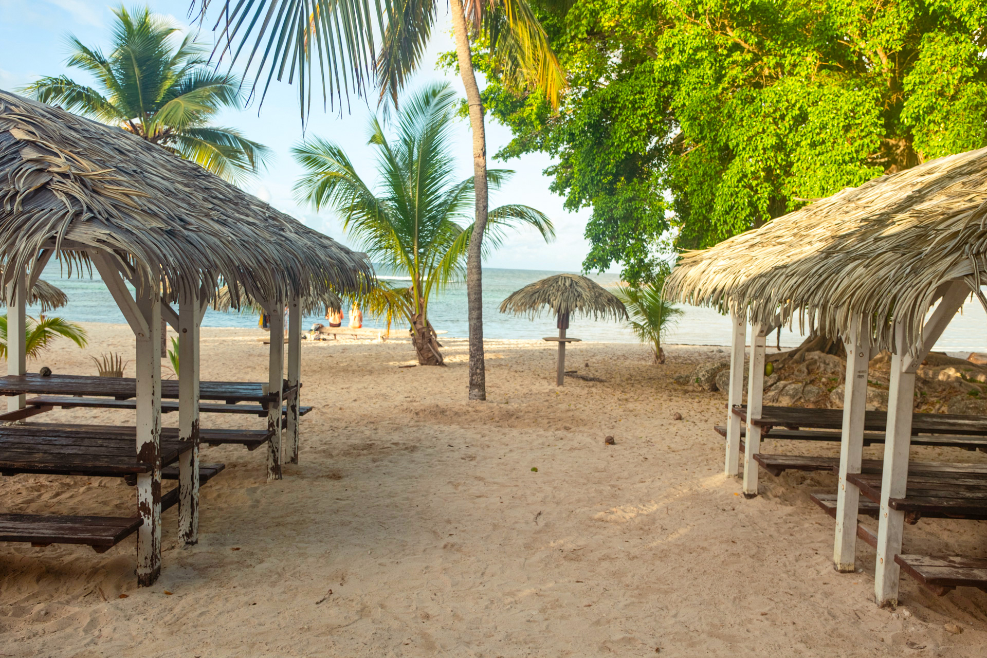 Carbets sur la plage Anse des Rochers